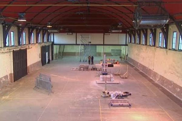 Les équipes du théâtre de Caen sont à pied d'oeuvre pour transformer l'ancien manège de l'académie équestre de Caen en salle de spectacle