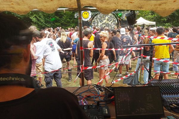 A l'intérieur de la fête, les gestes barrière ne sont pas appliqués et les participants ne portent pas de masque 