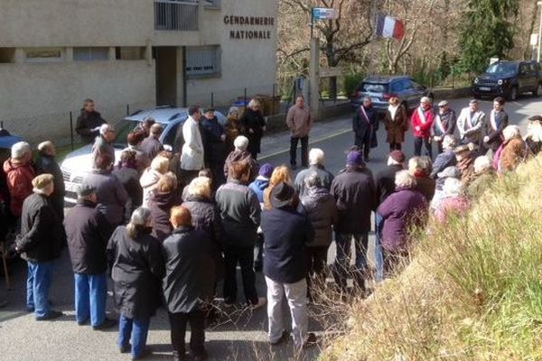 Une cinquantaine de manifestants dans le village de Mas-Cabardès, dans l'Aude, contre la disparition de la gendarmerie - 24 mars 2016