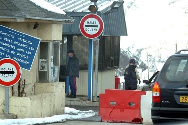 Frontière entre la principauté d'Andorre et la France au pas de la Case