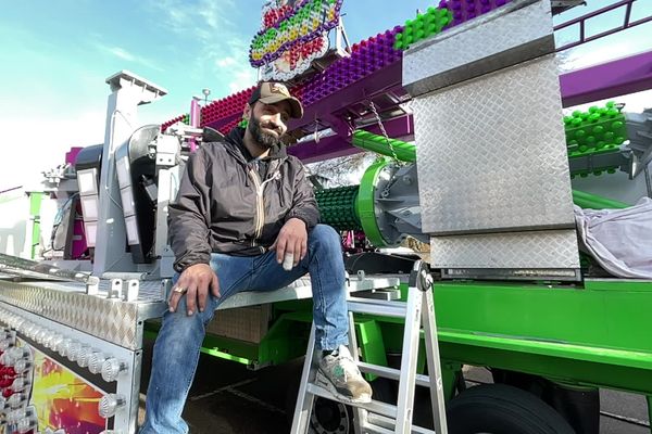 La famille de Romain, commerçant forain, s'occupe des machines à sous à la fête foraine de Limoges depuis cinq générations. Ce travailleur compte bien, à son tour, transmettre sa passion à son fils.