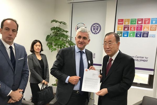 Hervé Morin rencontre Ban Ki-Moon à Séoul le lundi 30 octobre 2017.