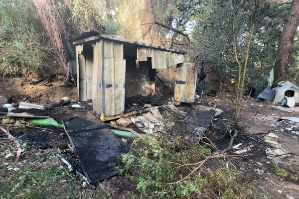 Un cabanon a pris feu ce dimanche 29 décembre au nord de la commune du Cannet, à proximité du foyer pour personnes sans-abri "Adoma".