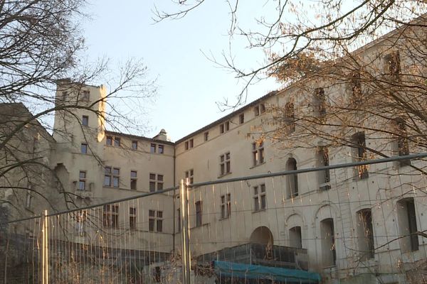 Travaux de rénovation au château de Buoux, dans le Luberon, ce lundi 30 janvier.