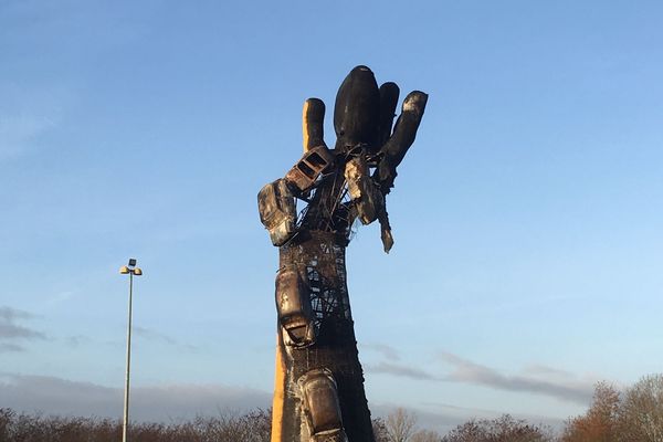 Les restes calcinés de la Main Jaune à Châtellerault