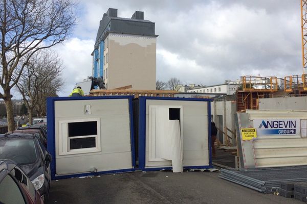 Les préfabriqués sont tombés sur la chaussée, balayés par le vent boulevard Gambetta à Brest