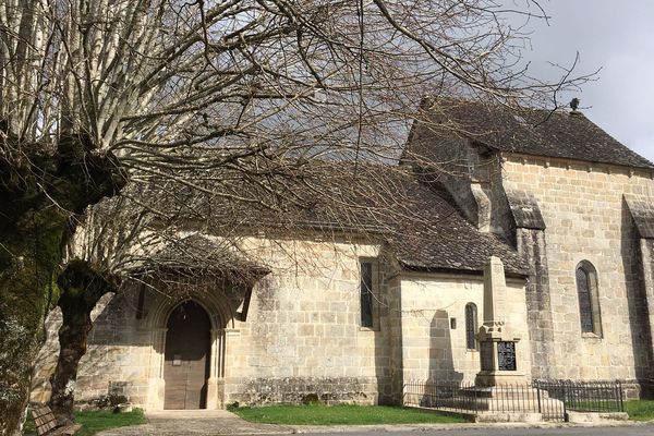 Il s'agit d'une femme d'une soixantaine d'années, originaire de Saint-Martial-de-Gimel, près de Tulle en Corrèze. Son mari a été placé en isolement, pour 14 jours. Tous deux revenaient d'un voyage à l'étranger.