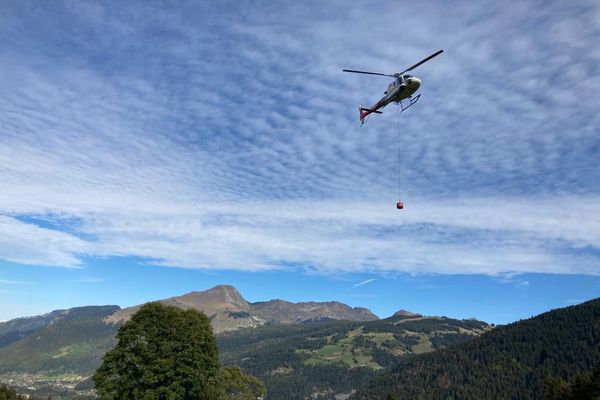 Le nouveau radar "Recco-SAR" héliporté au-dessus de Morzine ce lundi 16 octobre.