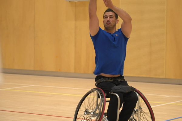 Sofiane Mehiaoui de l'équipe de France de basket fauteuil s'entraînant au CREPS de Bordeaux pour les Jeux Paralympiques de Paris 2024.