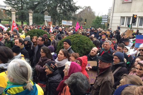 (Archives) Devant le Conseil départemental du Loiret : marche pour le climat du samedi 8 décembre 2019.