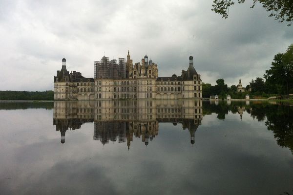 Le château de Chambord (Loir-et-Cher) encerclé par les eaux