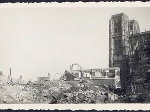 Sur cette photo, estimée de septembre 1944, des ruines se trouvent au pied des environs de la cathédrale d'Abbeville.