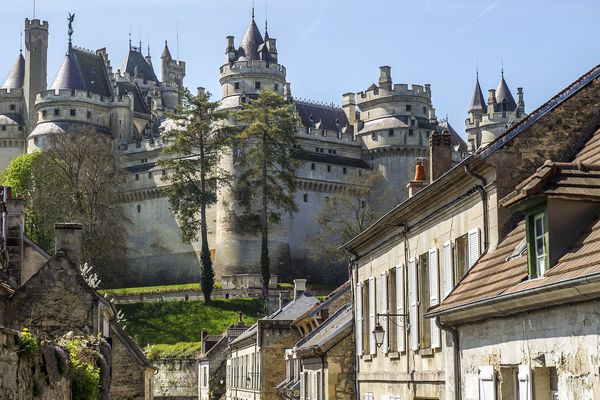 Pierrefonds et son château construit à la fin du XIVe siècle par le duc Louis d’Orléans. Démantelé au XVIIe, il se trouve à l’état de ruines lorsque Napoléon III décide d’en confier la reconstruction à l’architecte Eugène Viollet-le-Duc