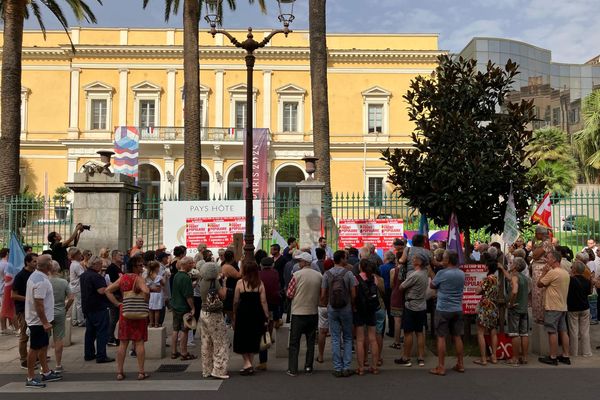 Ce samedi matin, une centaine de personnes s'est rassemblée à l'appel des partis de gauche devant la préfecture d'Ajaccio.