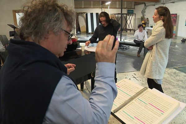 Diego Godoy (Roméo) et Caroline Blanpied (Juliette), en pleine répétition, guidés par  le chef d'orchestre Patrick Souillot