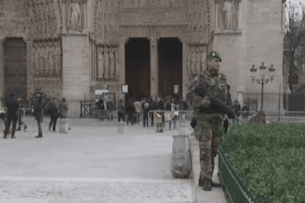 Un militaire surveille le parvis de la cathédrale Notre-Dame de Paris, le 24 décembre 2015.
