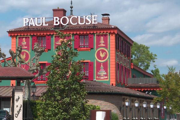 Le célèbre restaurant de Paul Bocuse à côte de Lyon, fête, cette année, ses 100 ans.