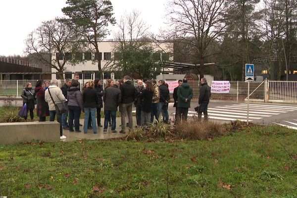 Le collège Gustave Eiffel, à Fraisans, s'est mobilisé ce jeudi 5 janvier pour s'opposer à la menace de suppression du poste de directeur adjoint.