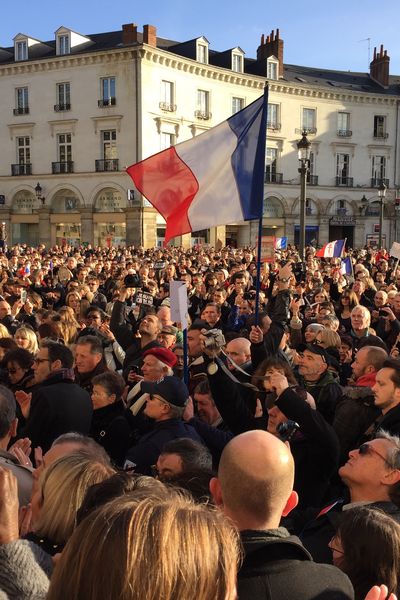 "Nous sommes Charlie" Une marée humaine a déferlé à  Tours le 11 janvier 2015 pour rendre hommage aux victimes du terrorisme Retour sur un moment inoubliable,  35000 personnes ensemble pour défendre les libertés, du jamais vu à Tours depuis la Libération