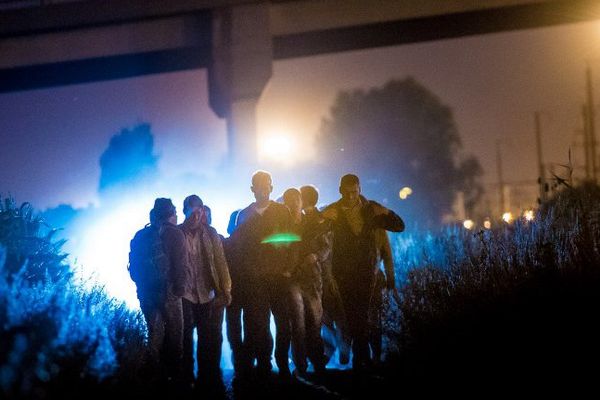 Un groupe de migrants à Calais la nuit. Image d'archives. 