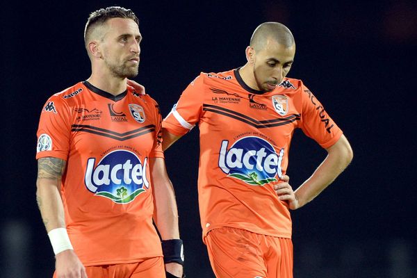 La déception d'Anthony Goncalves, milieu de terrain de Laval et capitaine, aux côté de Fouad Chafik, après la défaite de leur club face au Havre (0-1).