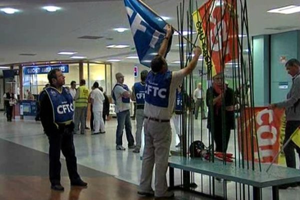 A l'appel des syndicats CGT, CFDT et Sud, les personnels du CHU de Caen se sont rassemblés pour exprimer leurs inquiétudes sur l'avenir du Centre Hospitalier