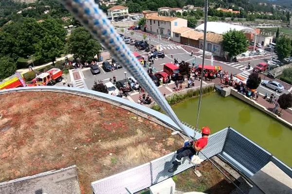 Un pompier réalise un exercice à Contes, dans les Alpes-Maritimes, lors du congrès régional.