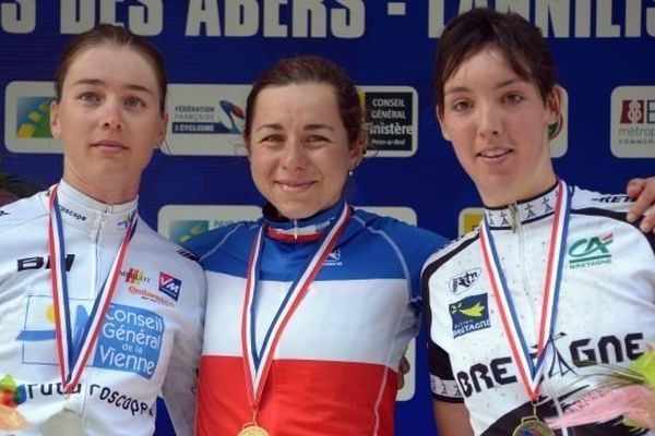 Elise Delzenne (au centre) lorsqu'elle a gagné son titre de championne de France de cyclisme sur route en juin dernier en Bretagne