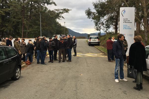 Deuxième action d'enseignants du lycée agricole de Sartène pour la sauvegarde des postes de contractuels. 