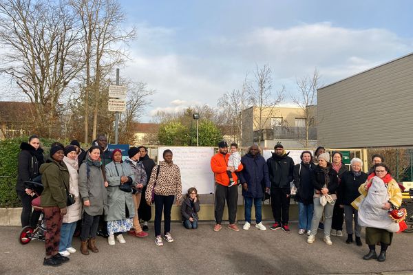 Les parents d'élèves se sont rassemblés devant l'école Monts de Vignes à Dijon, dans l'espoir de venir en aide aux deux familles.