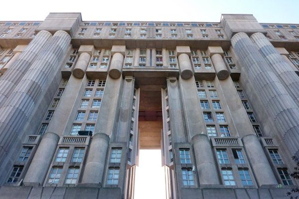 Du haut de ses 18 étages, le "Palacio" de Noisy-le-Grand, avec ses colonnes antiques, son dédale de coursives et ses ornements d'inspiration futuriste, colle parfaitement au décor d'Hunger Games.