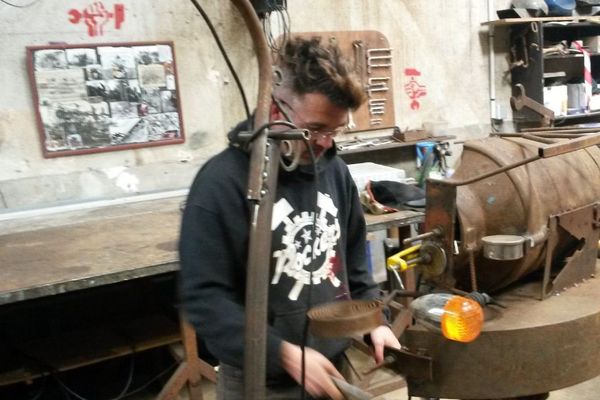 Le collectif détourne les machines outils pour en faire des instruments de musique.