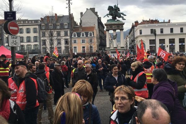 A Clermont-Ferrand, des milliers de manifestants ont convergé vers la place de Jaude.