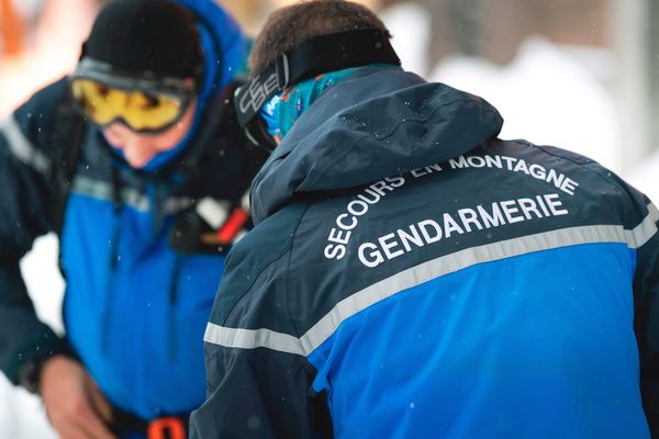 Après le sauvetage difficile de deux skieurs randonneurs emportés par une coulée de neige dans la vallée de Chaudefour dans le Sancy ce samedi 24 janvier, les gendarmes du PGM appellent à la vigilance face aux risques d'avalanche.