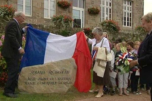 Les enfants de Roland Ricordeau dévoilent la stèle en hommage à leur père, Juste parmi les Nations, à Omonville-la-Rogue dans la Manche ce vendredi 21 septembre