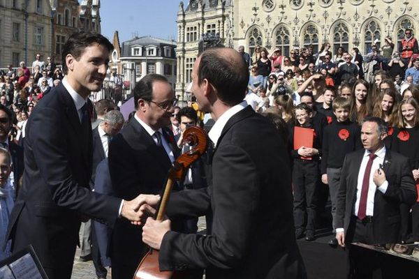 Les deux hommes ont déposé les derniers disques formant le coquelicot géant. 