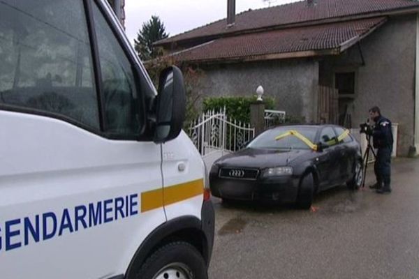 La voiture criblée de balle examinée par un technicien en identification criminelle de la gendarmerie