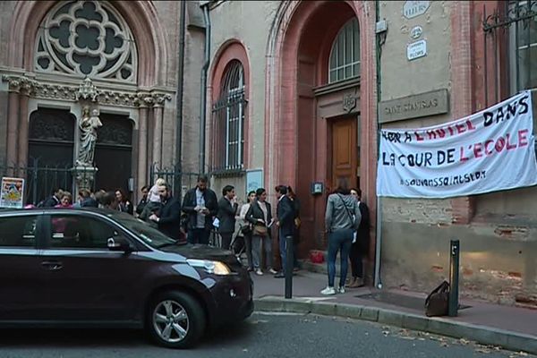 Vendredi matin devant l'école catholique