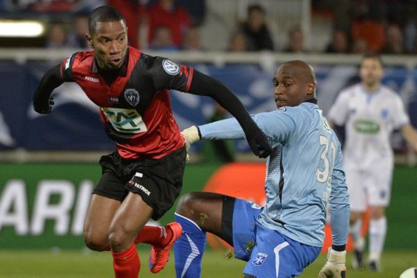 Le gardien de but auxerrois Donovan Leon opposé au milieu de terrain guigampais Claudio Beauvue lors de la 1/2 finale de Coupe de France opposant Auxerre à Guingamp au stade de l'Abbé Deschamps à Auxerre - 7/04/2015