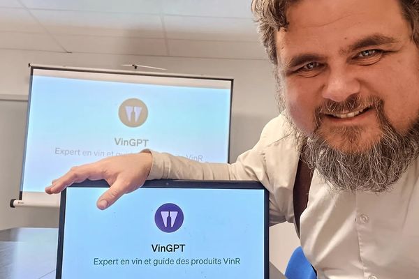 Le Gersois Laurent Barrere devant son IA viticole baptisée "VinGPT"