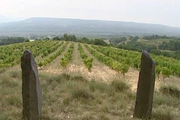 Des sortes de menhirs relient terre et ciel.