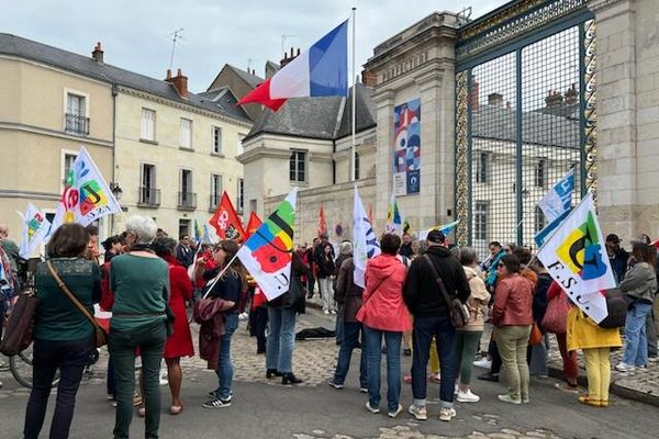 Plusieurs organisations syndicales d'enseignants se sont réunis face à la préfecture de Tours, samedi 25 mai, pour continuer de protester contre la mise en place de groupes de niveaux dans les classes.