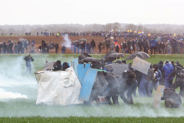 Des opposants aux méga-bassines lors de la manifestation de Sainte-Soline du 25 mars 2023.