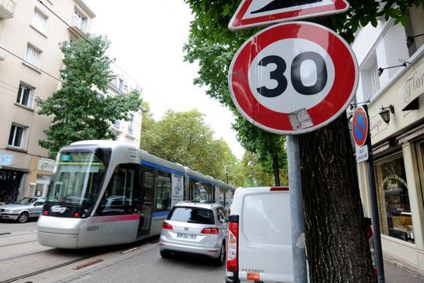 Au 1er janvier 2016, 80 % des rues grenobloises seront limitées à 30 km/h