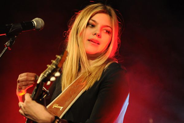 Louane en showcase