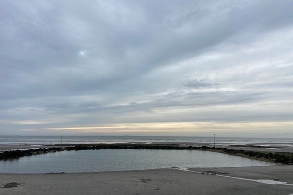 La plage de Wimereux a été fermée préventivement à la baignade le mardi 18 juin 2024 pour cause de pollution en raison de fortes précipitations prévues.