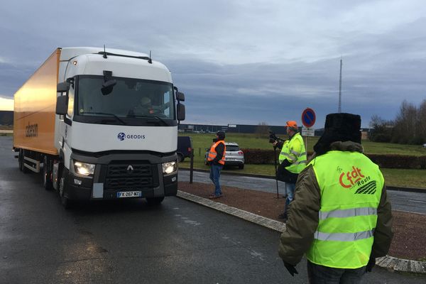 A Meung-sur-Loire, les routiers ont établi un barrage filtrant sur un rond-point.