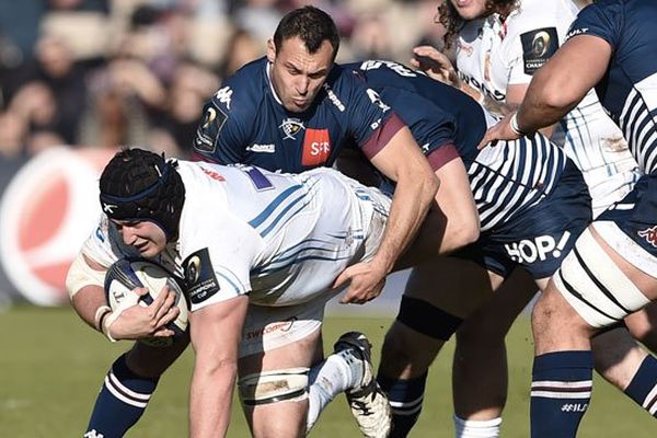 Lionel Beauxis tente de défendre face aux Anglais d'Exeter le 17 décembre 2016 en Coupe d'Europe. 