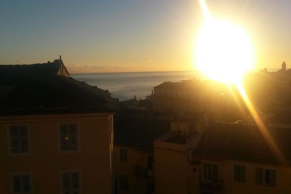 ILLUSTRATION - Lever de soleil à Bastia.