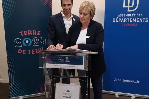 Nadège Lefebvre et Tony Estanguet à Paris pour la signature de la convention